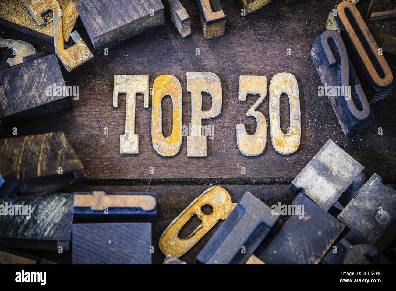 Le parole TOP 30 scritte in lettere di metallo arrugginito circondate da caratteri vintage in legno e metallo Foto Stock