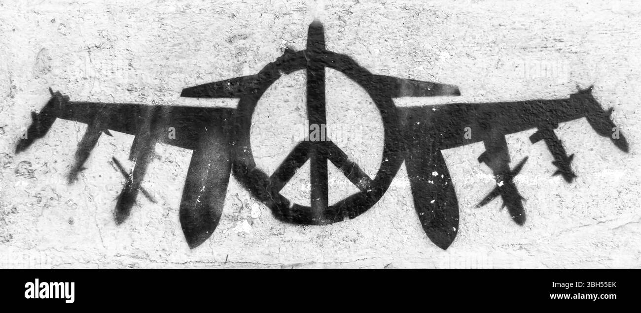 Simbolo di pace con il bombardiere sul muro grintoso. Ideale per le tue opere d'arte creative Foto Stock
