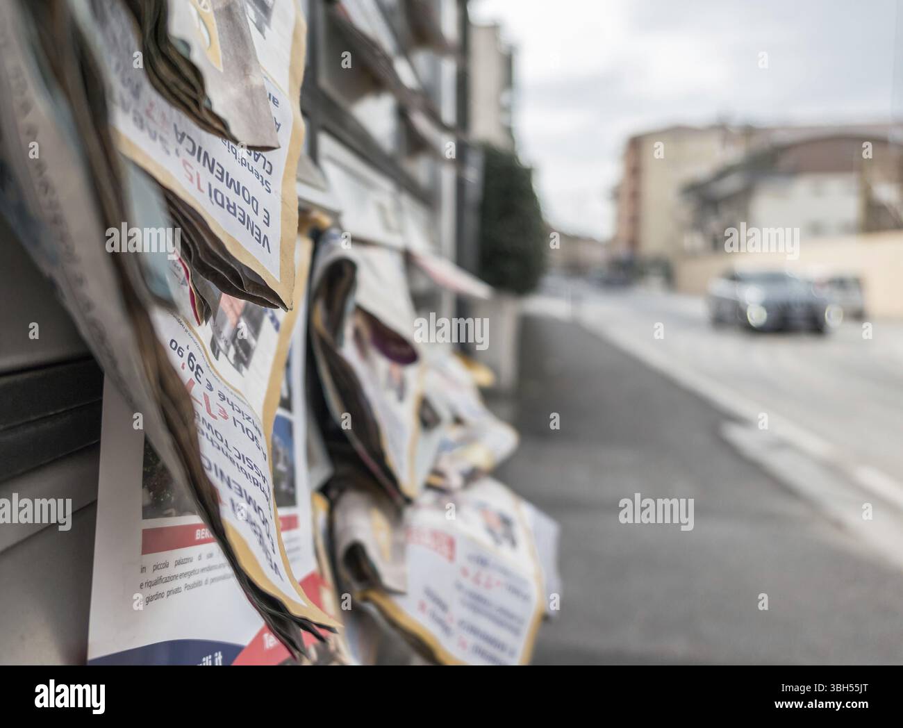 Molti volantini nelle cassette postali, simbolo di pubblicità, marketing, spam. Messa a fuoco selettiva Foto Stock