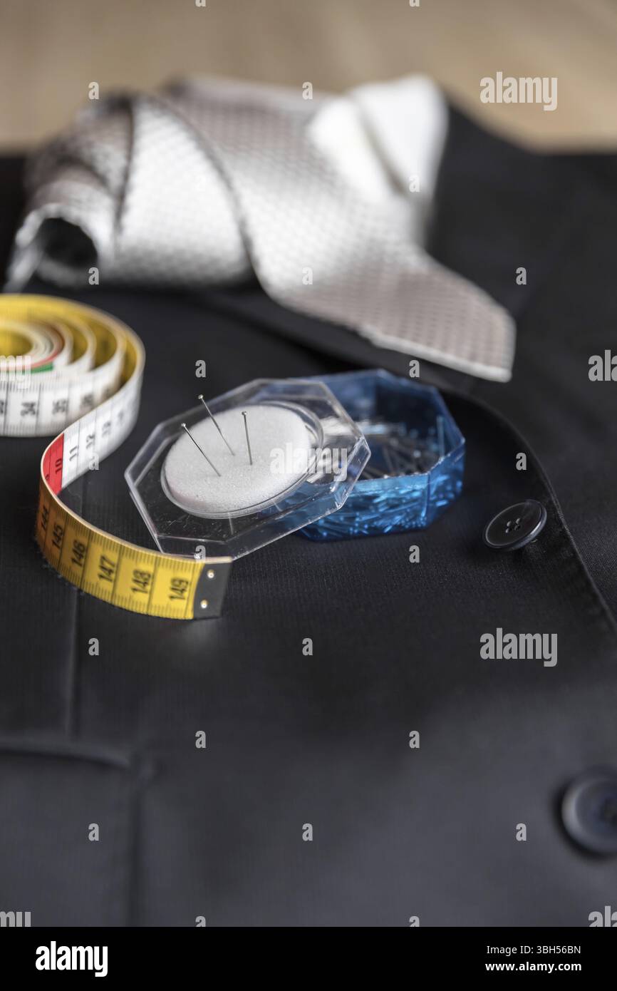 Giacca e cravatta dettaglio con misuratore su misura e le spine. Concetto di sartoria italiana. Qualità, stile made in Italy Foto Stock