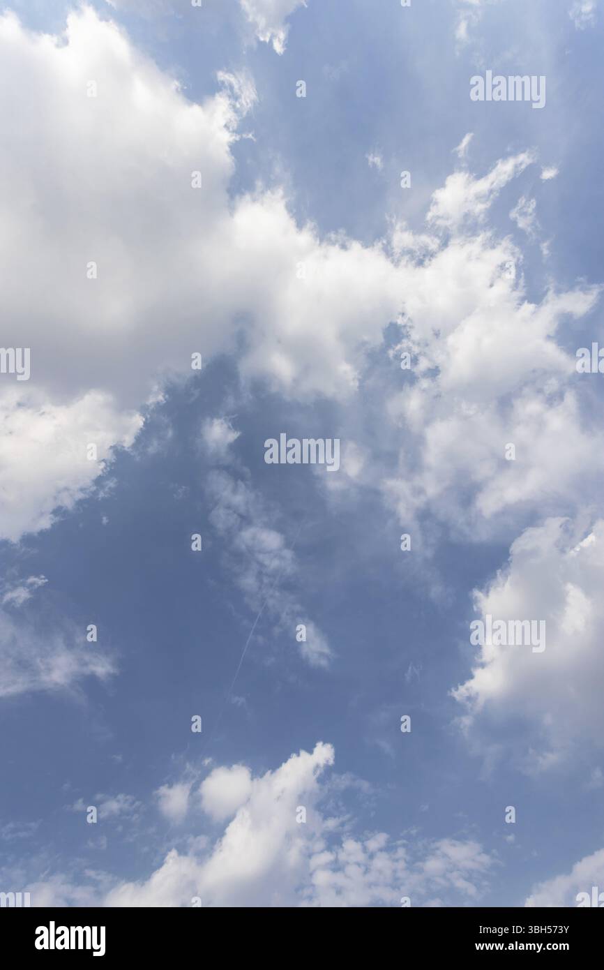 Cielo blu punteggiato di nuvole bianche, come il cotone. Concetti di riscaldamento globale, clima, natura Foto Stock