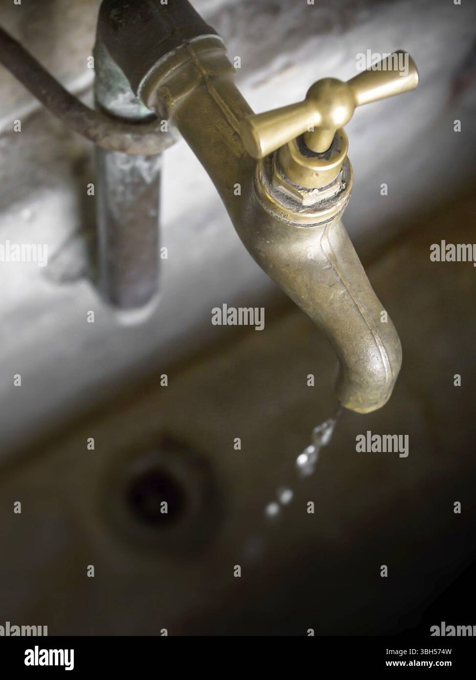 Concetto di carenza d'acqua. Rubinetto vecchio che perde Foto Stock