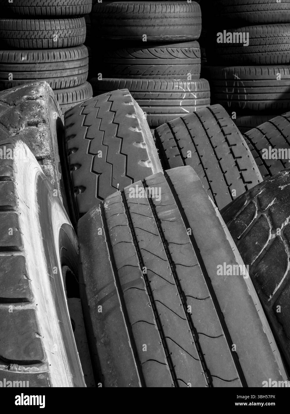 Pile di vecchi pneumatici usati. Può essere utilizzato come concetti e background Foto Stock