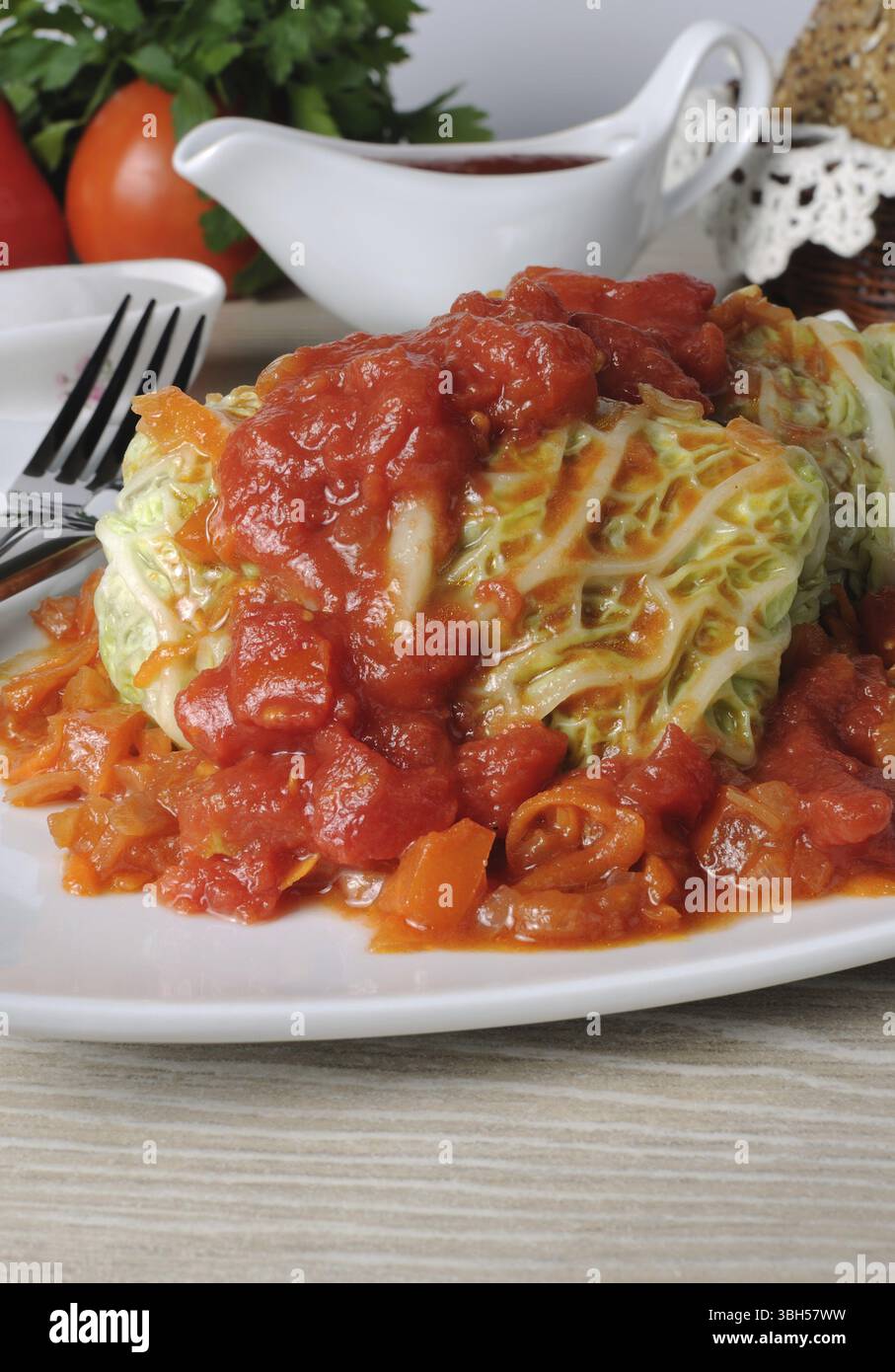 Cavolo savoy ripieno con salsa di cipolla e carote Foto Stock