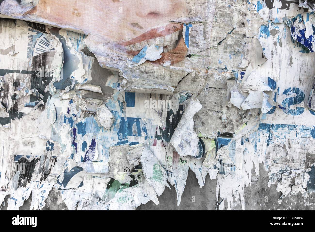 Vecchi poster strappati. Grunge poster wall di un vecchio spettacolo Foto Stock