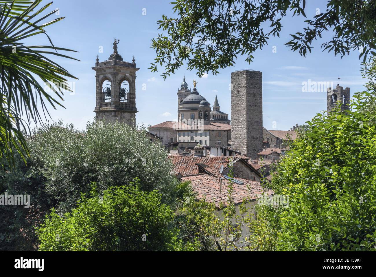 Città alta. Bergamo, Italia. Paesaggio al centro della città, le vecchie torri e le torri dell'orologio dall'antica fortezza. Bergamo, ITALIA - 19 agosto 2 Foto Stock
