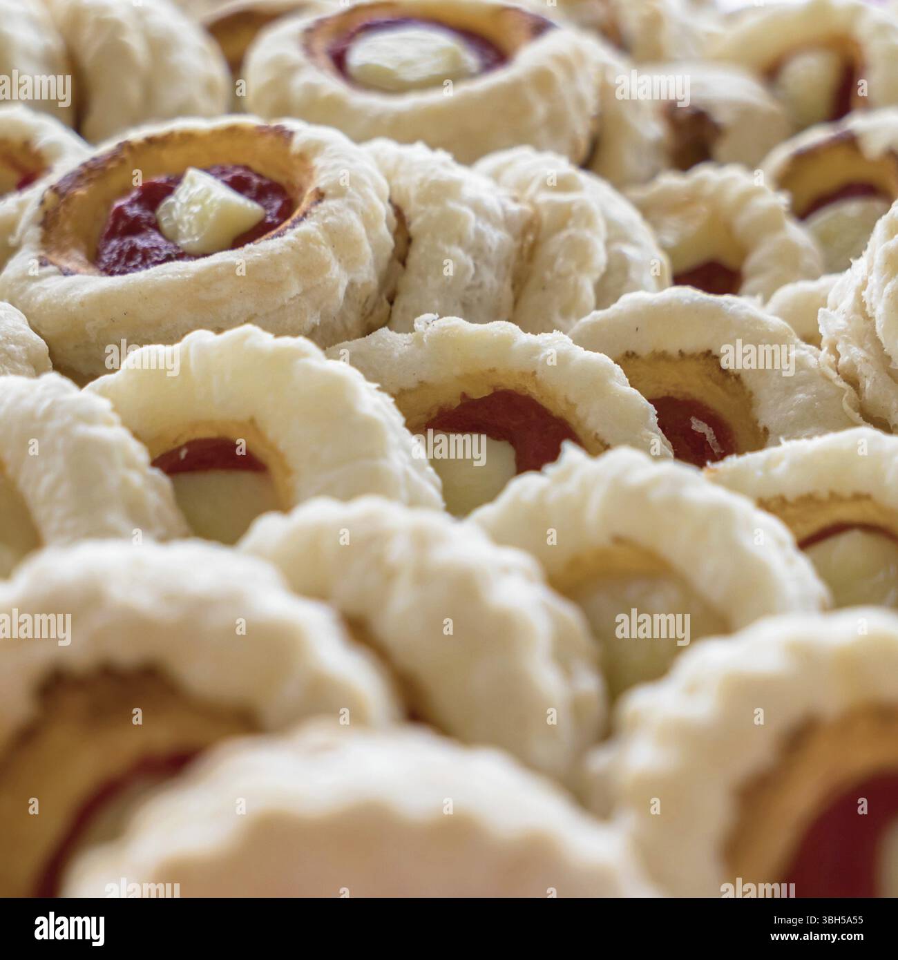 Mini pizze. Mini pizze fresche fatte in casa. Festa. Primo piano Foto Stock