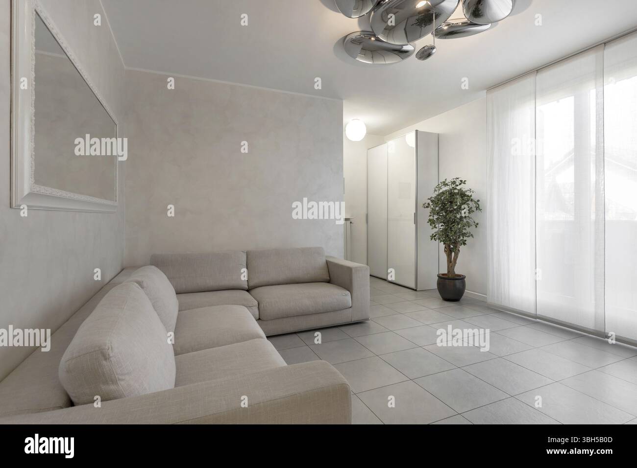 Design degli interni italiano. Elegante soggiorno di colore bianco con divano Foto Stock