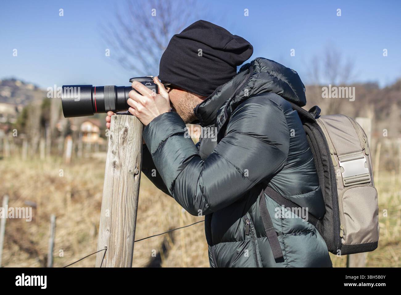 Fotografo naturalistico in azione con obiettivo macro Foto Stock