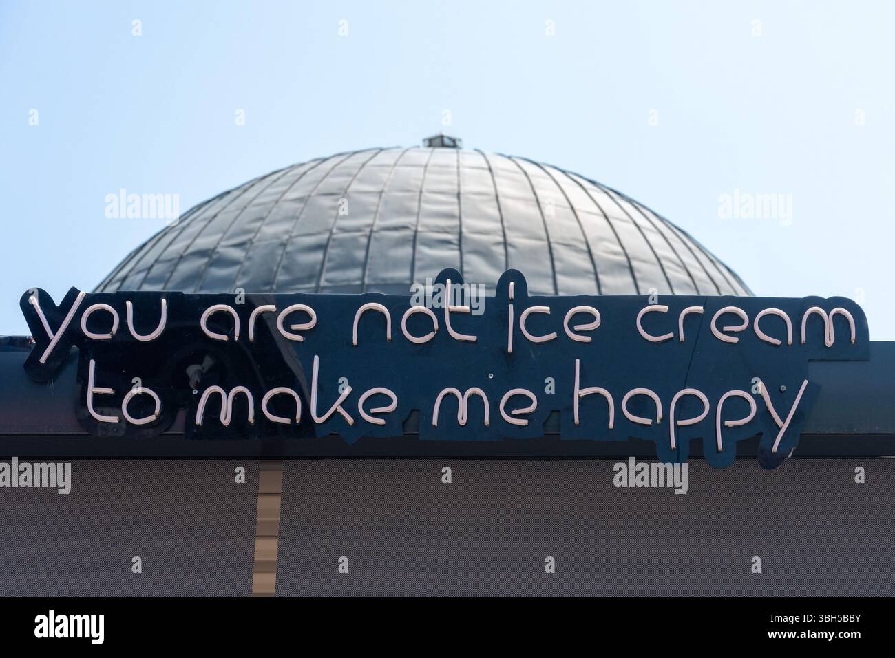 Lettere al neon Lights , durante il giorno : non siete gelati per rendermi felice, segnaletica. Foto Stock