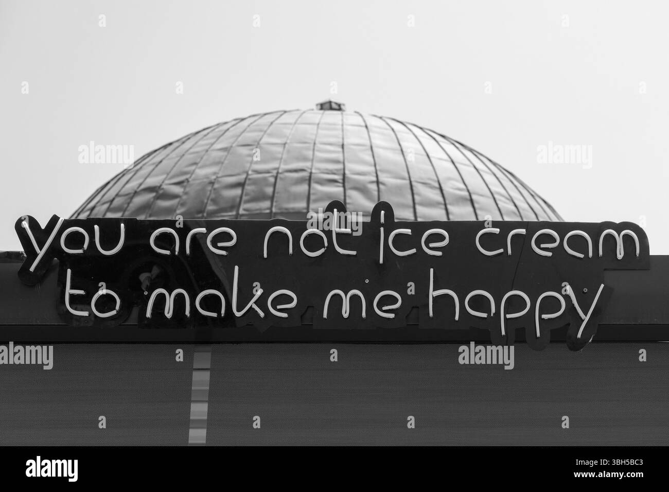 Lettere al neon Lights , durante il giorno : non siete gelati per rendermi felice, segnaletica. Tonalità monocromatiche. Foto Stock