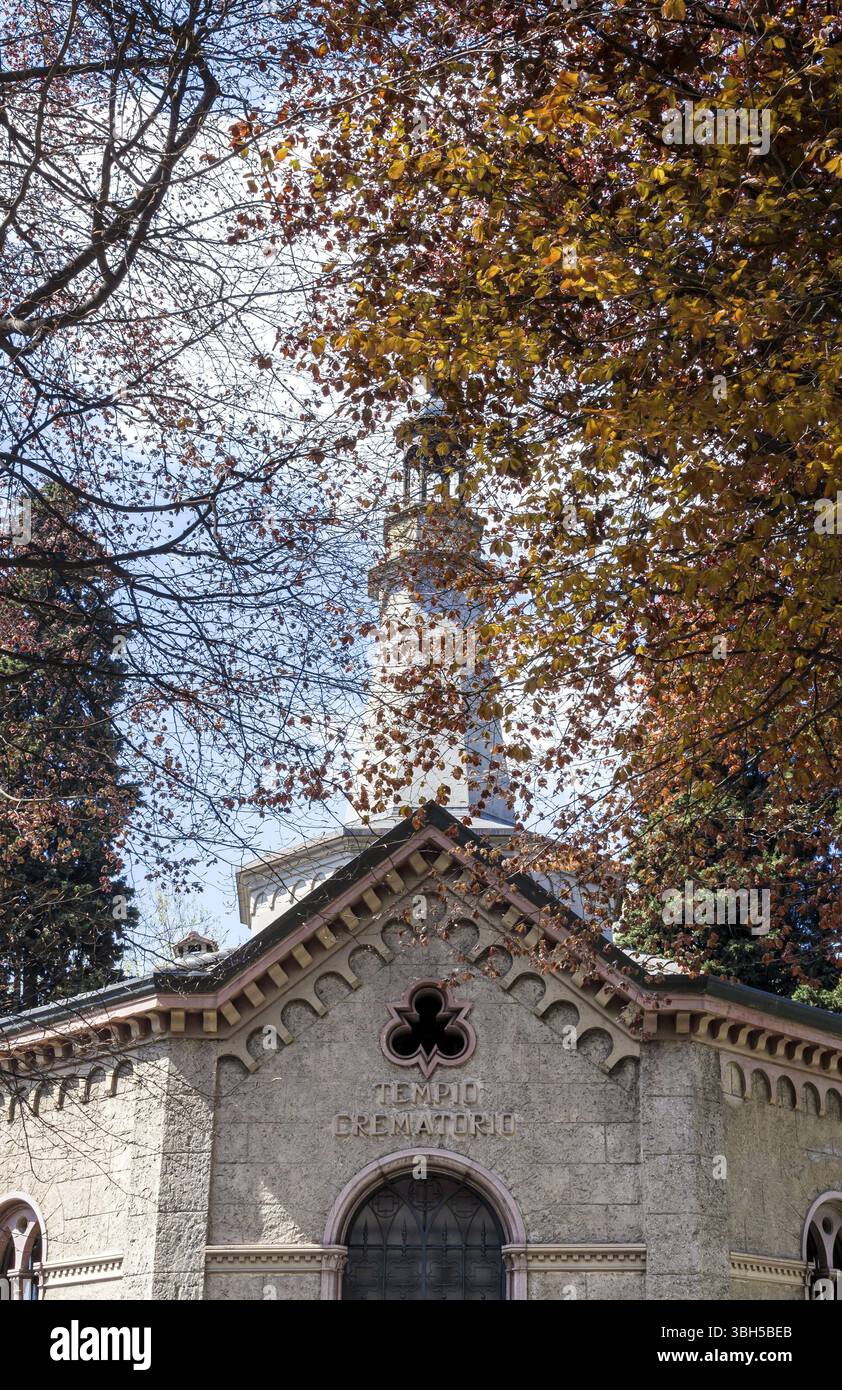 Antico tempio crematorio in un monumentale cimitero italiano Foto Stock