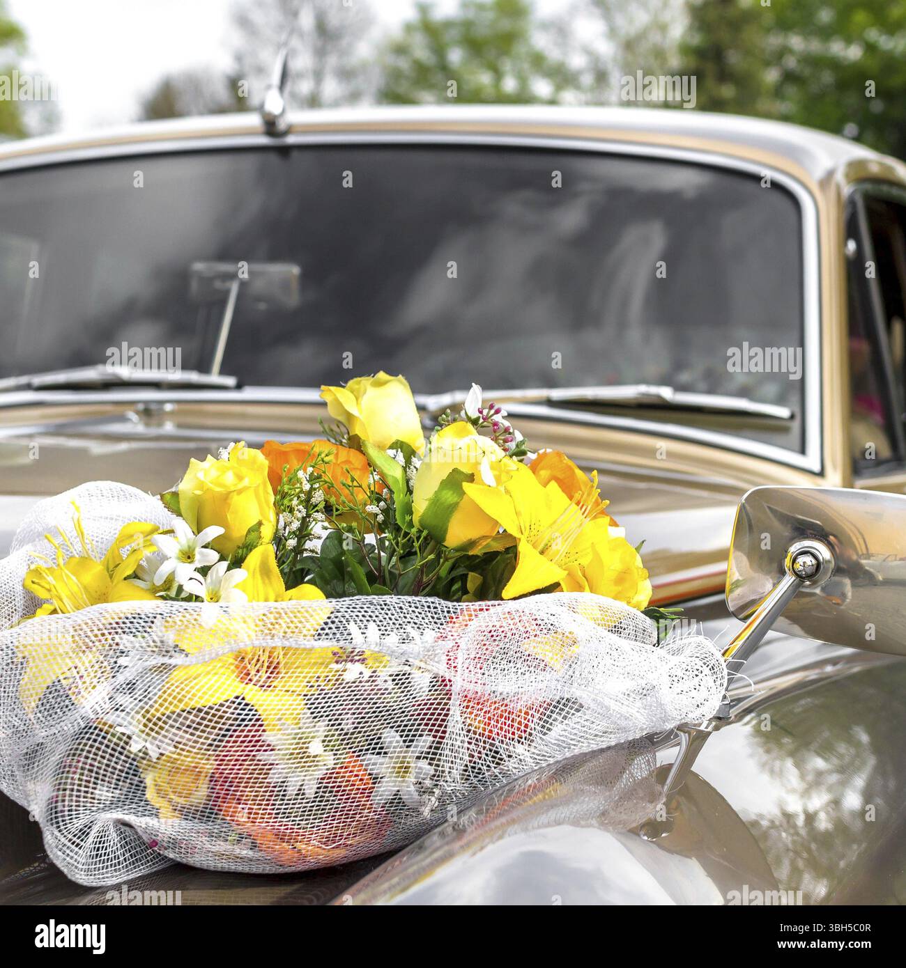 Fiori di decorazione su auto nozze cofano Foto Stock