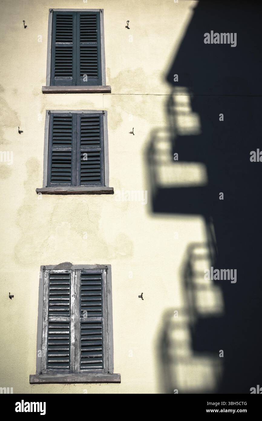 L'ombra di un edificio è proiettata sull'edificio di fronte a lui, creando un effetto unico Foto Stock