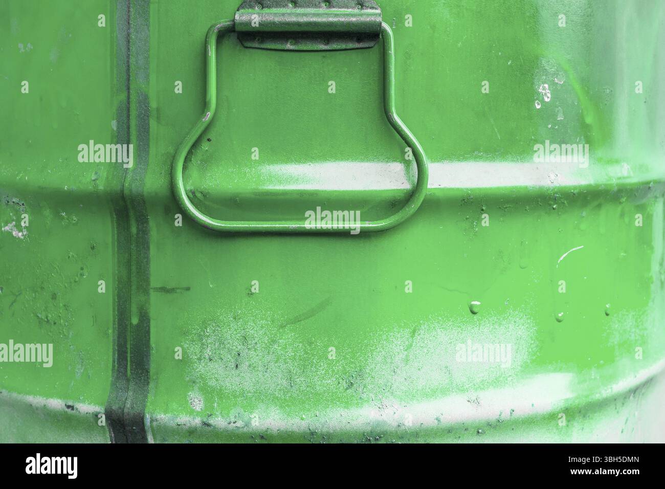CAN di colore verde. Contenitore in metallo con gocciolamento di vernice verde Foto Stock