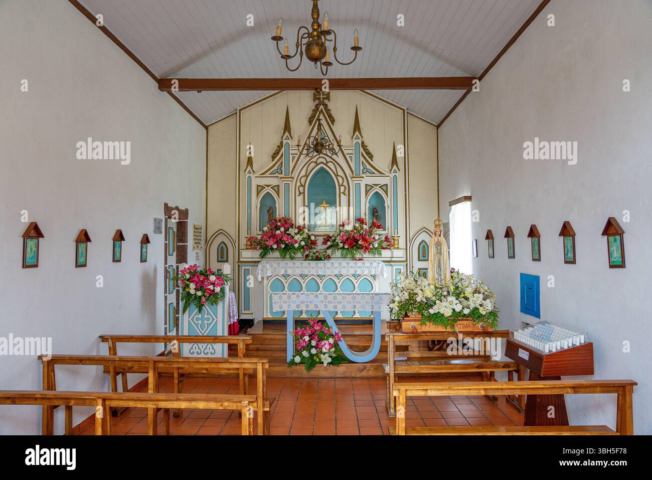 Interno della chiesa di Fatima sull'isola Azorea di Santa Maria-Portogallo.6-6-2025 Foto Stock