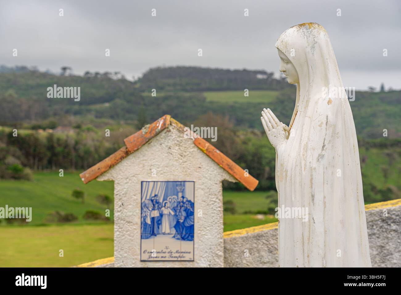 Busto di nostra Signora di Fatima sui gradini della Chiesa di Fatima sull'isola Azorea di Santa Maria, Portogallo. Foto Stock