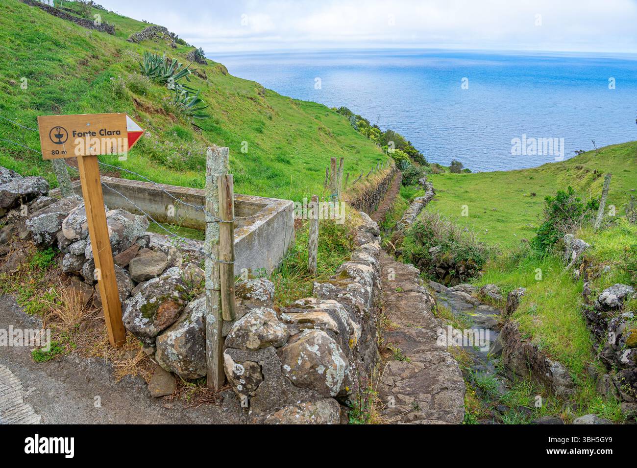 Cartello con indicazione sul sentiero pedonale per fonte Clara sull'isola Azorea di Santa Maria. Foto Stock