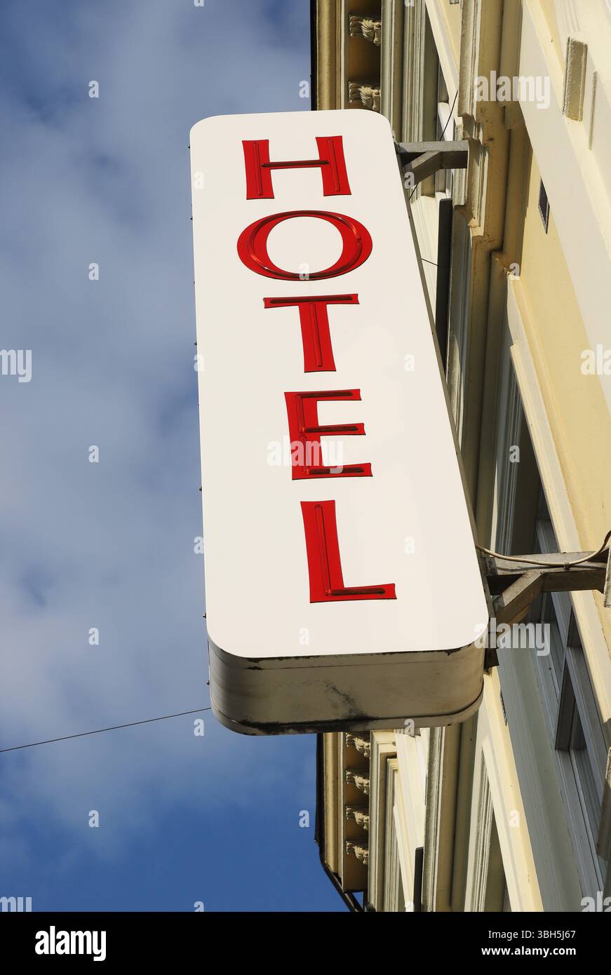 Vista ravvicinata di un cartello dell'hotel attaccato alla facciata. Foto Stock