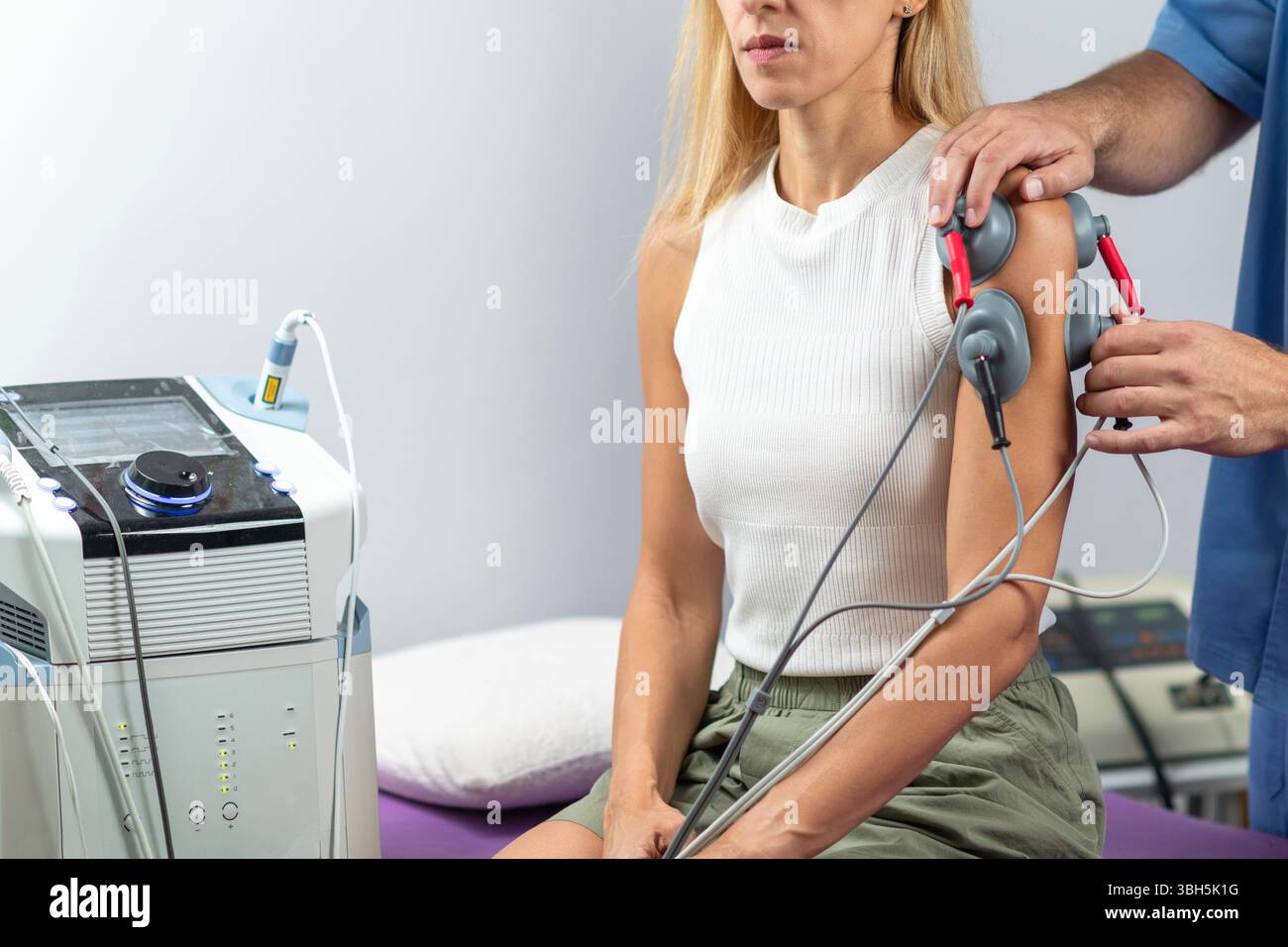 Terapia fisica utilizzando la terapia del vuoto sulla parte inferiore della spalla aiuta ad alleviare la tensione muscolare, migliorare la circolazione sanguigna, ridurre il dolore alla spalla e promuovere il recupero da lesioni o rigidità cronica. Foto Stock