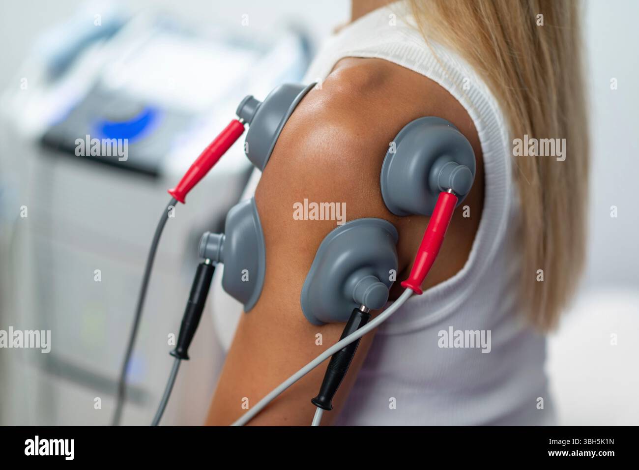 La terapia fisica che utilizza la terapia del vuoto sulla parte inferiore della spalla allevia la tensione muscolare, migliora la circolazione sanguigna, riduce il dolore alla spalla e supporta il recupero da lesioni o rigidità cronica. Foto Stock