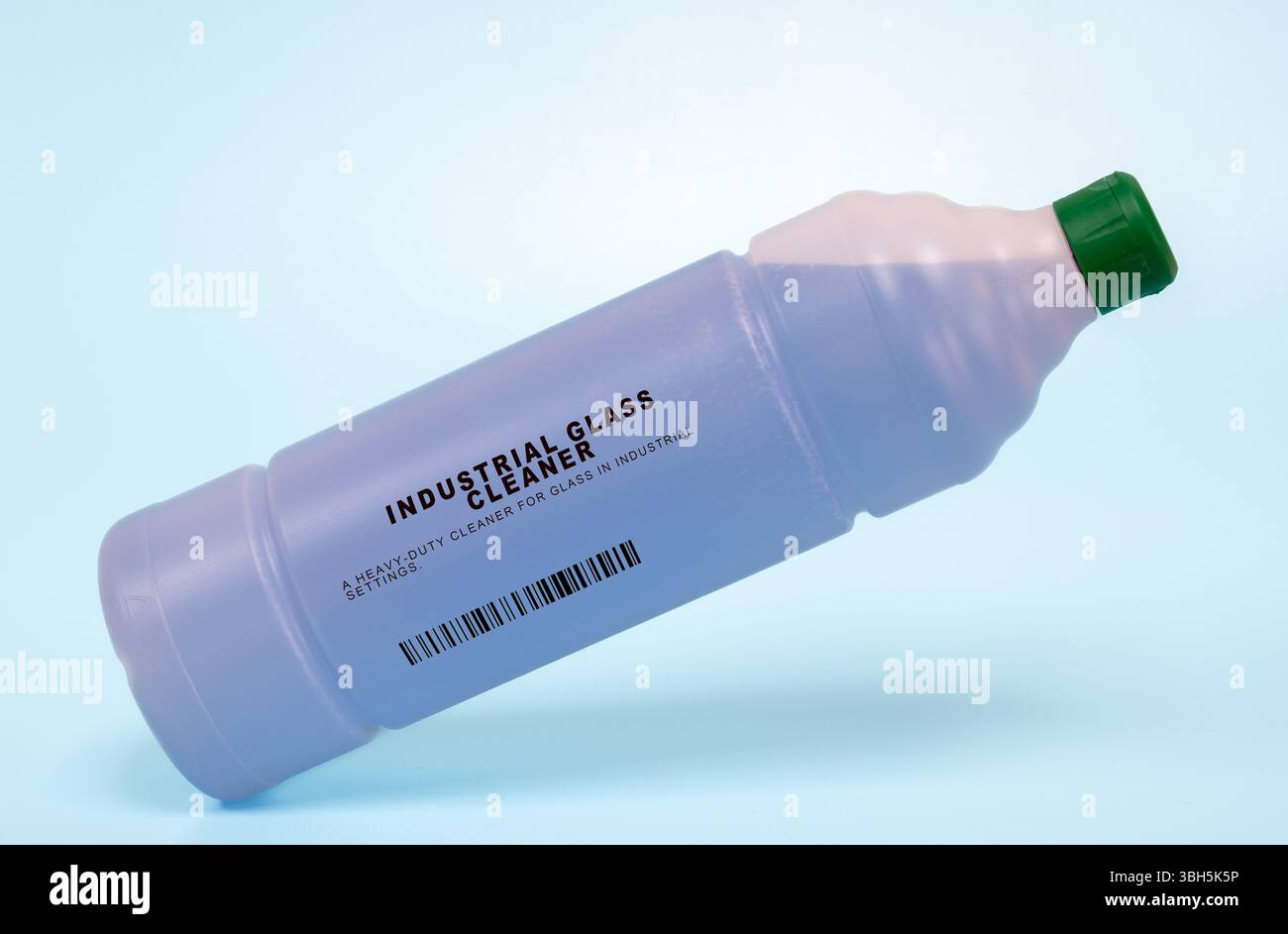 Detergente per vetri industriale. Un detergente per impieghi pesanti per vetro in ambienti industriali. Progettato per rimuovere sporcizia, grasso e residui da grandi superfici in vetro come finestre, pannelli di controllo e schermi di sicurezza. Foto Stock