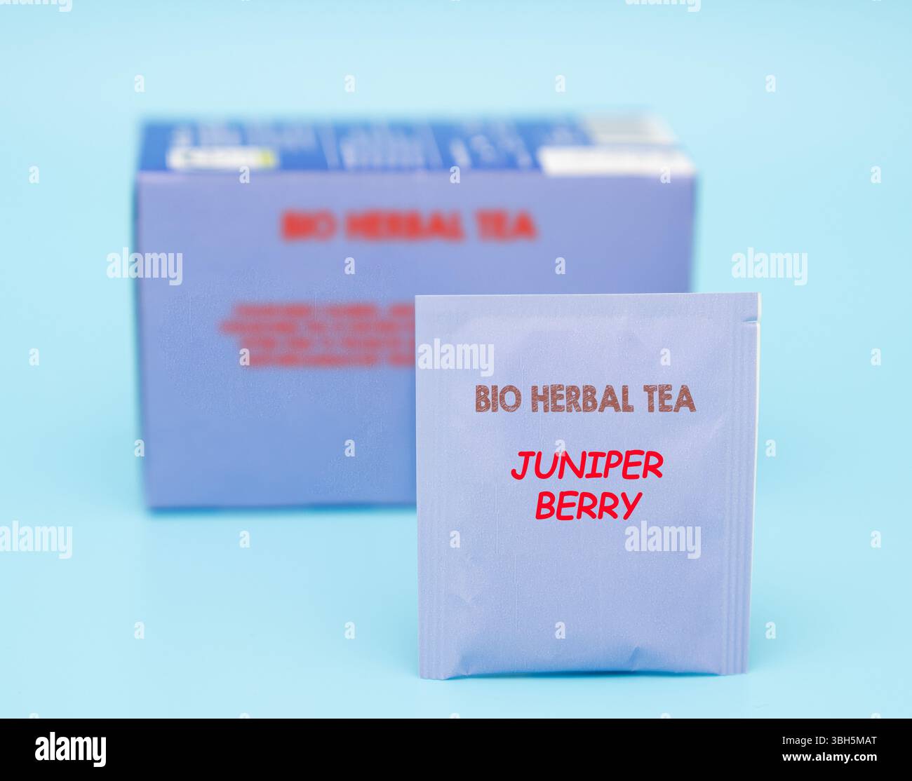 Tè alle bacche di ginepro. Disintossicante, supporta la funzionalità renale, il tè Juniper Berry ricco di antiossidanti è noto per le sue proprietà disintossicanti e il supporto alla funzionalità renale. Foto Stock