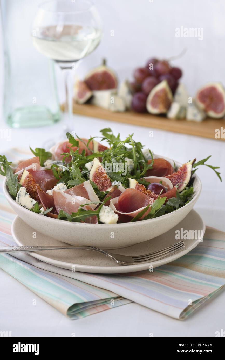 Insalata di rucola con prosciutto di Parma, formaggio blu, fichi, uva Foto Stock