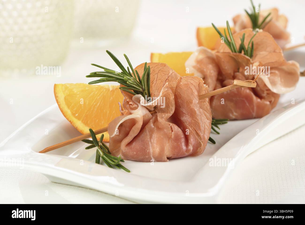 Sacchetti di merenda con pancetta ripieni di pomodori secchi e mozzarella. Uno spuntino creativo che può essere servito in una cena celebrativa Foto Stock