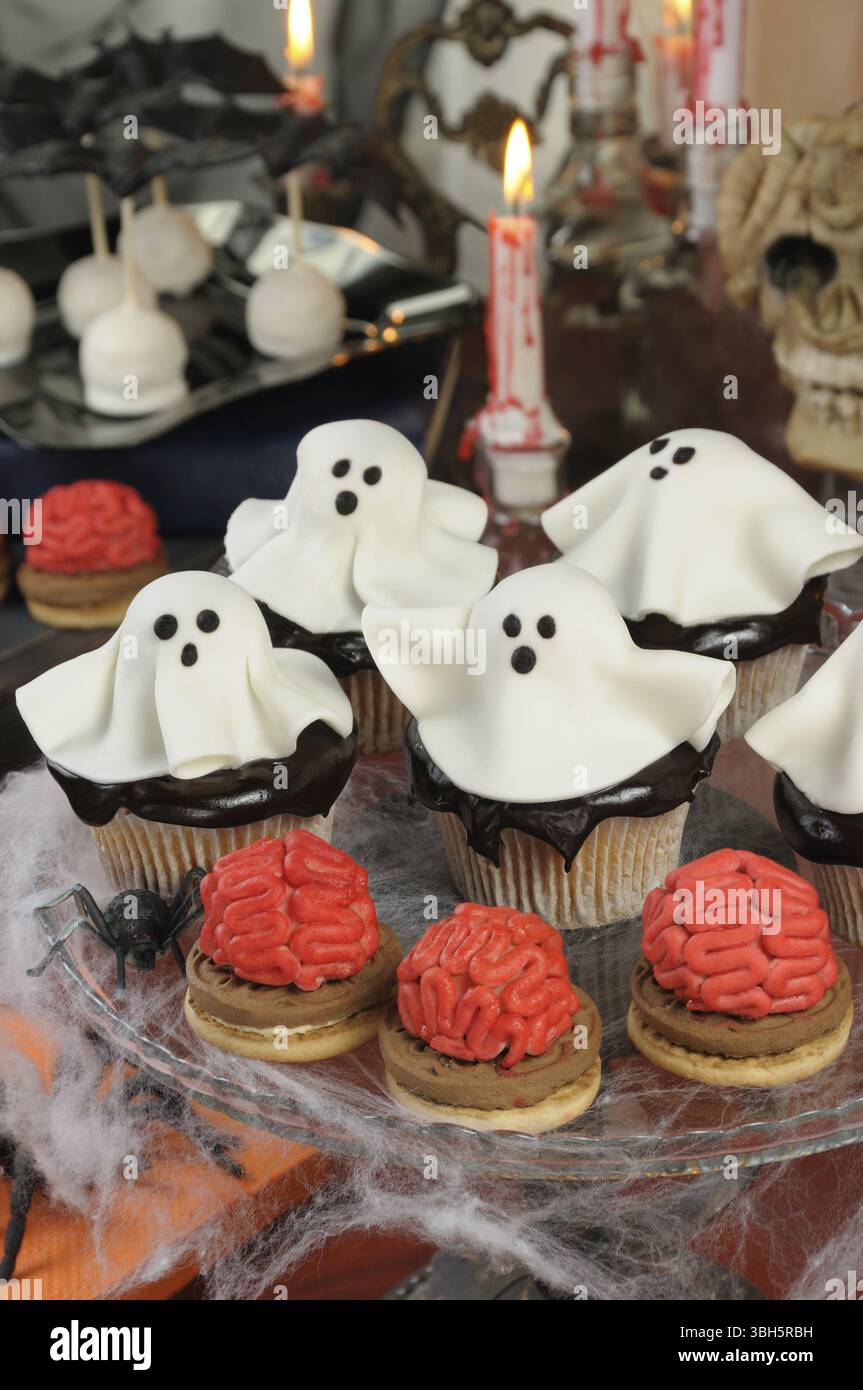 Smorgasbord del biscotto con il cervello e tortini di cioccolato in smalto decorato marzapane fantasmi di Halloween Foto Stock