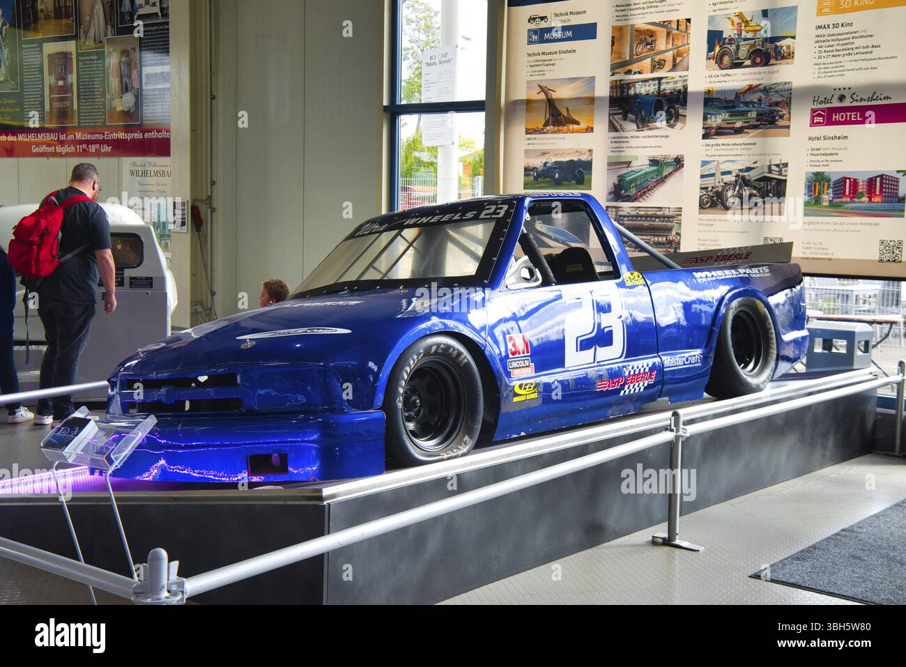 SPEYER, GERMANIA - OTTOBRE 2022: Blue Race-pickup-truck Chevrolet NASCAR nel Technikmuseum Speyer Foto Stock