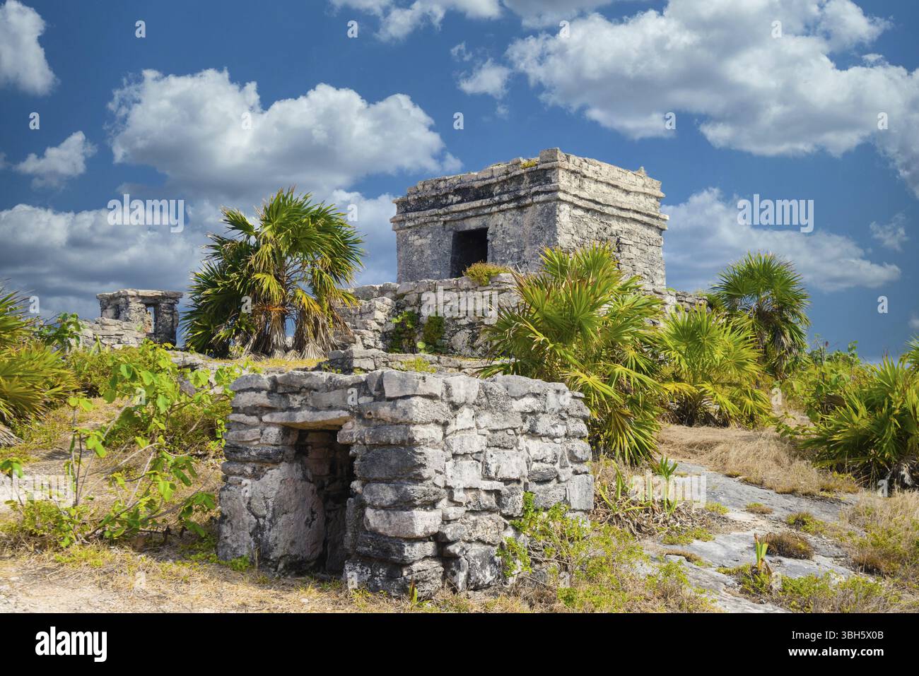 Struttura 45, offerte sulla collina vicino alla spiaggia, rovine Maya a Tulum, Riviera Maya, Yucatan, Mar dei Caraibi, Messico, America centrale Foto Stock