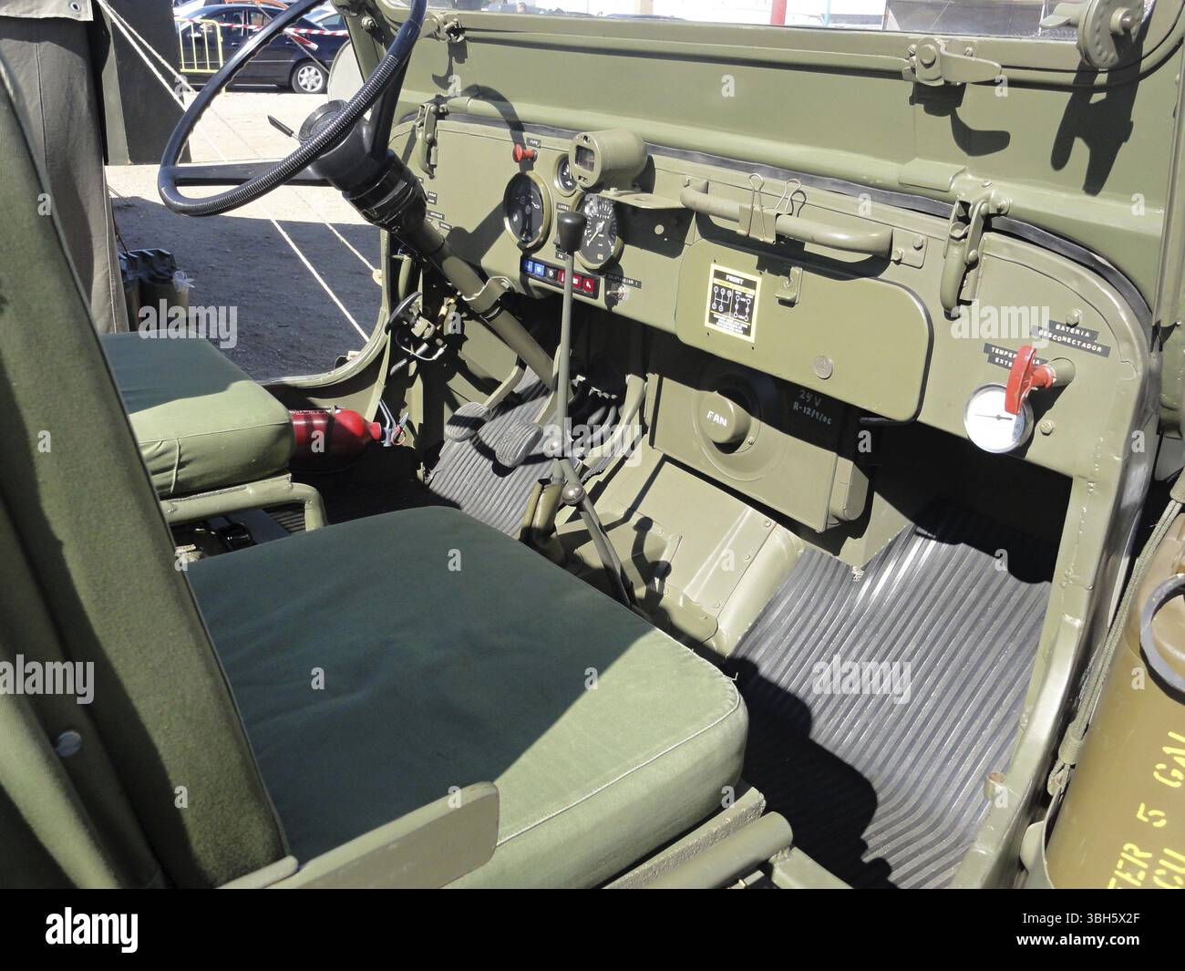 Tipica jeep militare usata dai militari. Cruscotto e volante Foto Stock