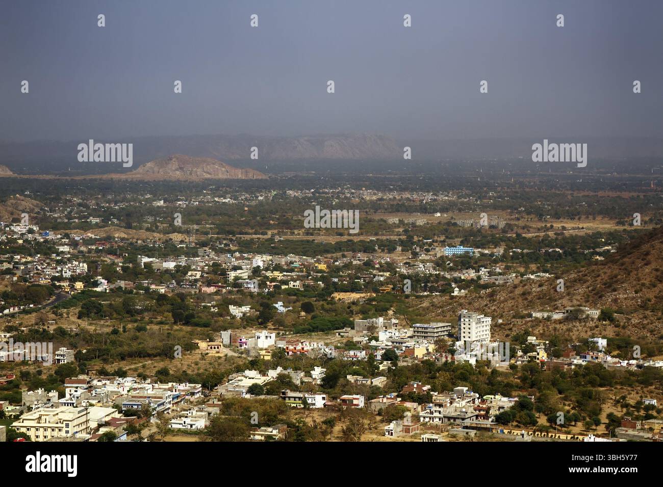 Città indiane di diverse dimensioni coprire la superficie della terra all'orizzonte Foto Stock