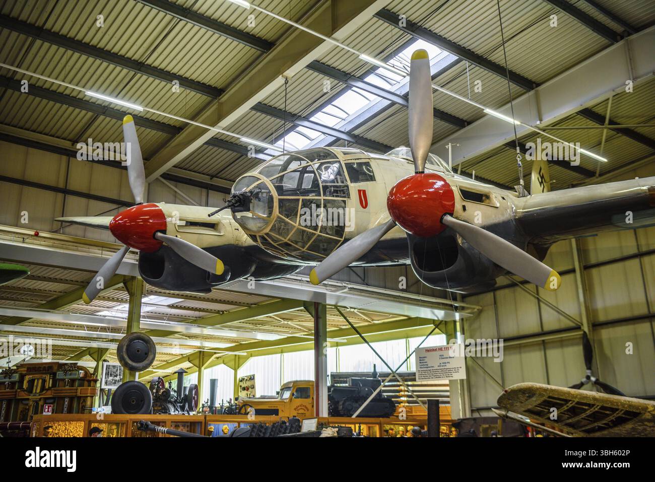 SINSHEIM, GERMANIA - mai 2022: Bombardiere tedesco bianco rosso Heinkel He 111 WW2 3rd reich nazista Germania Luftwaffe Foto Stock