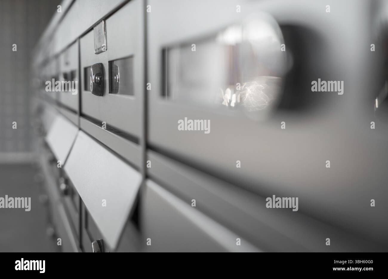 Nuove caselle postali. Primo piano estremo. DOF poco profondo Foto Stock