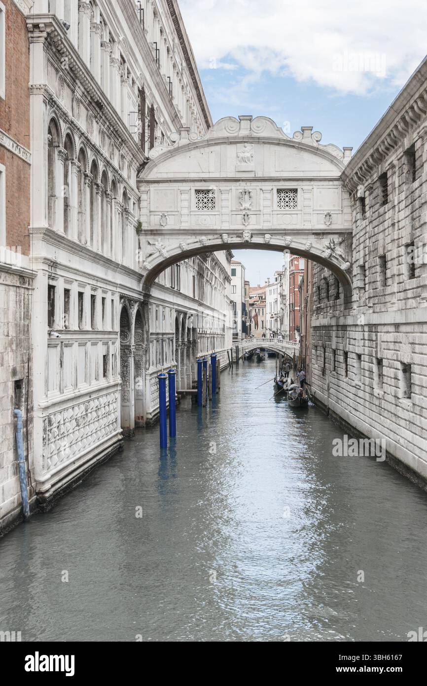 Il Ponte dei Sospiri collega il Palazzo Ducale alle nuove Prigioni. I prigionieri, attraversandola, sospirarono la prospettiva di vedere il mondo esterno per Foto Stock
