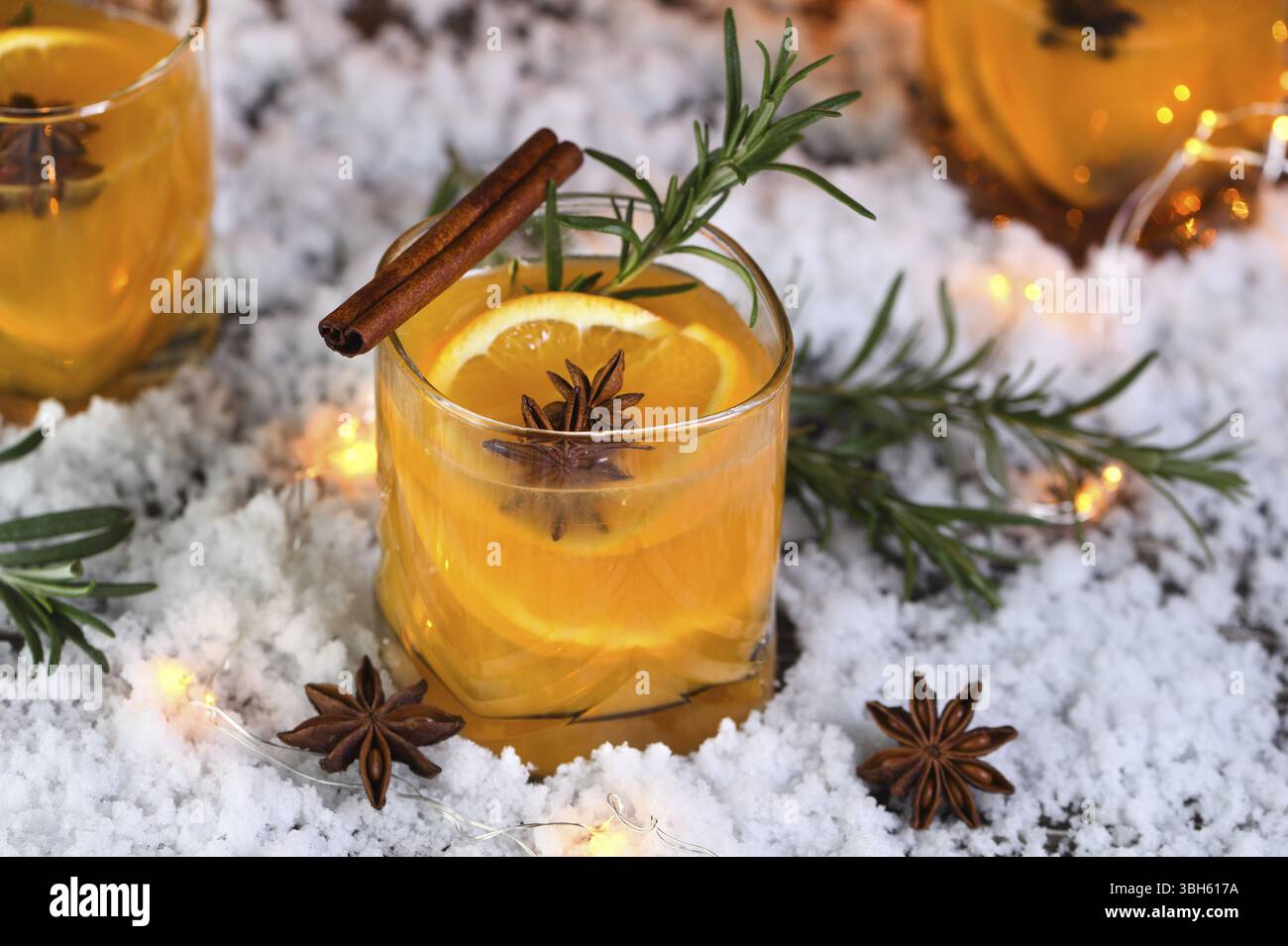 Cocktail Negroni. Bourbon con cannella con succo di arance e anice stellato. Il cocktail accogliente perfetto per le fredde serate di dicembre Foto Stock