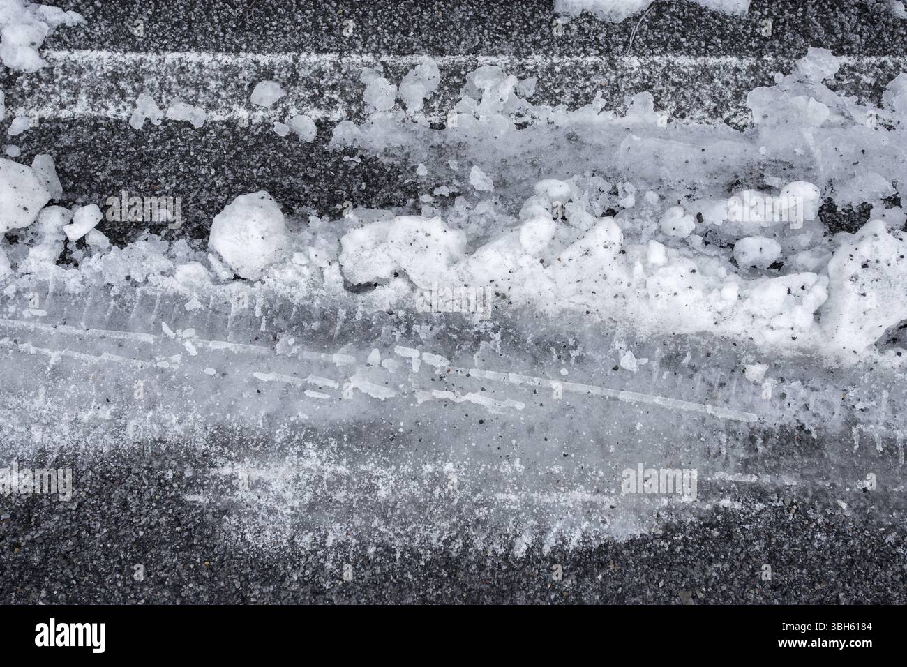 Pneumatico auto tracce nella neve fresca Foto Stock