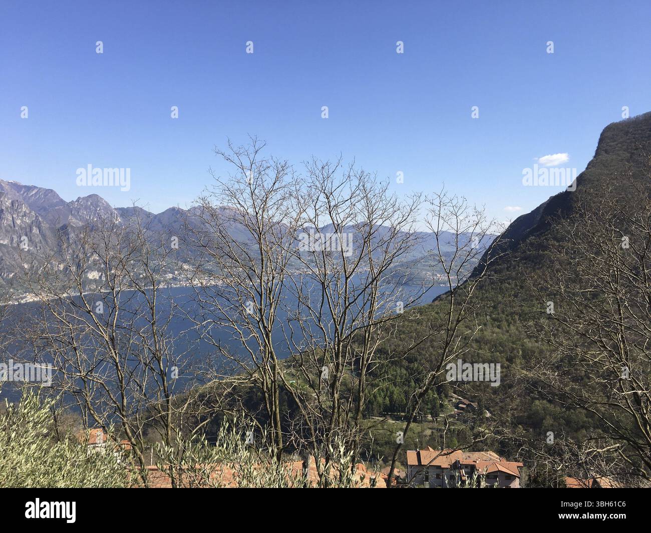 Vista aerea di Monte Isola sul lago d'Iseo. Incredibile paesaggio italiano. Fonteno (BG), ITALIA - 8 aprile 2021 Foto Stock