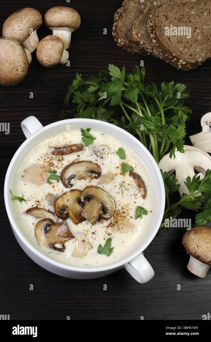 Zuppa cremosa di funghi in purea e fette di pollo Foto Stock
