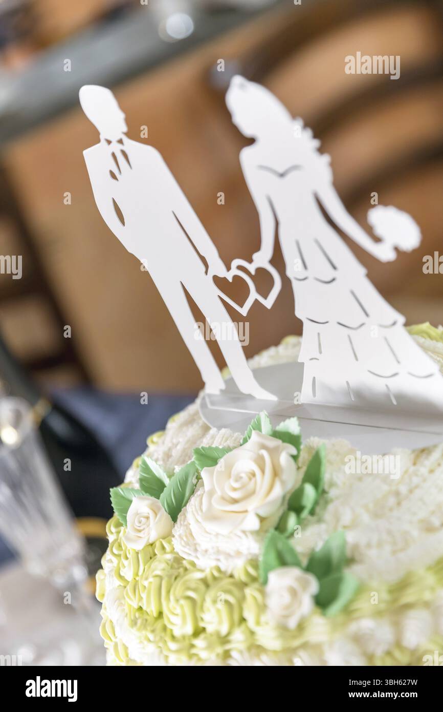 Elegante torta nuziale in colori pastello con decorazioni kitsch Foto Stock