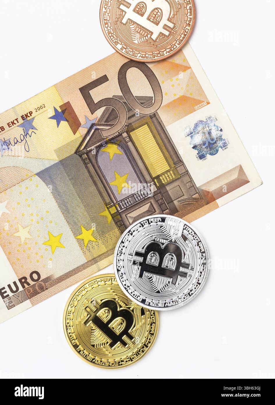Concetto finanziario con immagine di bitcoin su cinquanta banconote in euro. Concetto tradizionale di moneta contro criptovaluta Foto Stock