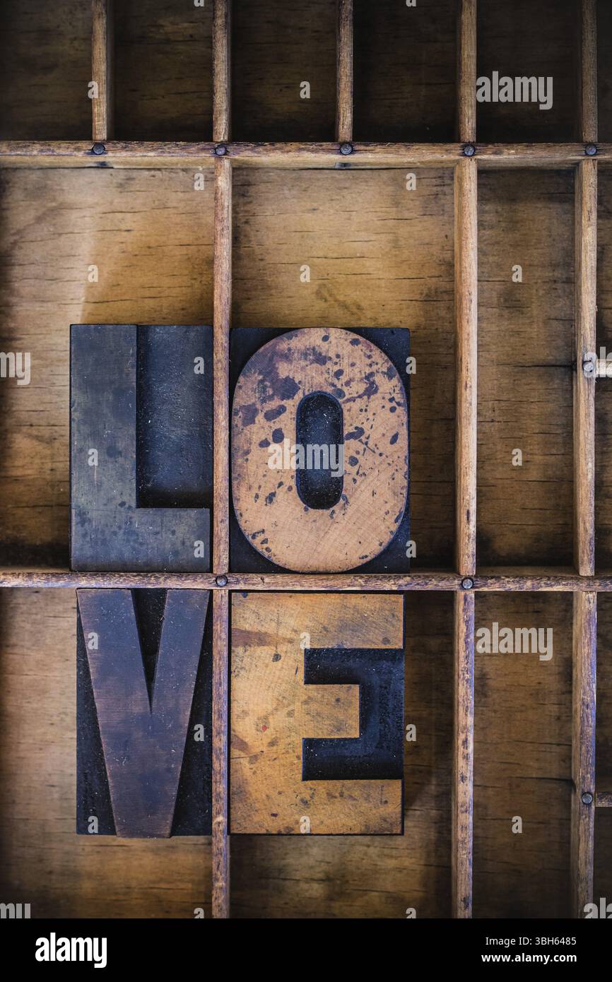 La parola "amore" scritta in stile letterpress vintage in legno in un cassetto tipo Foto Stock