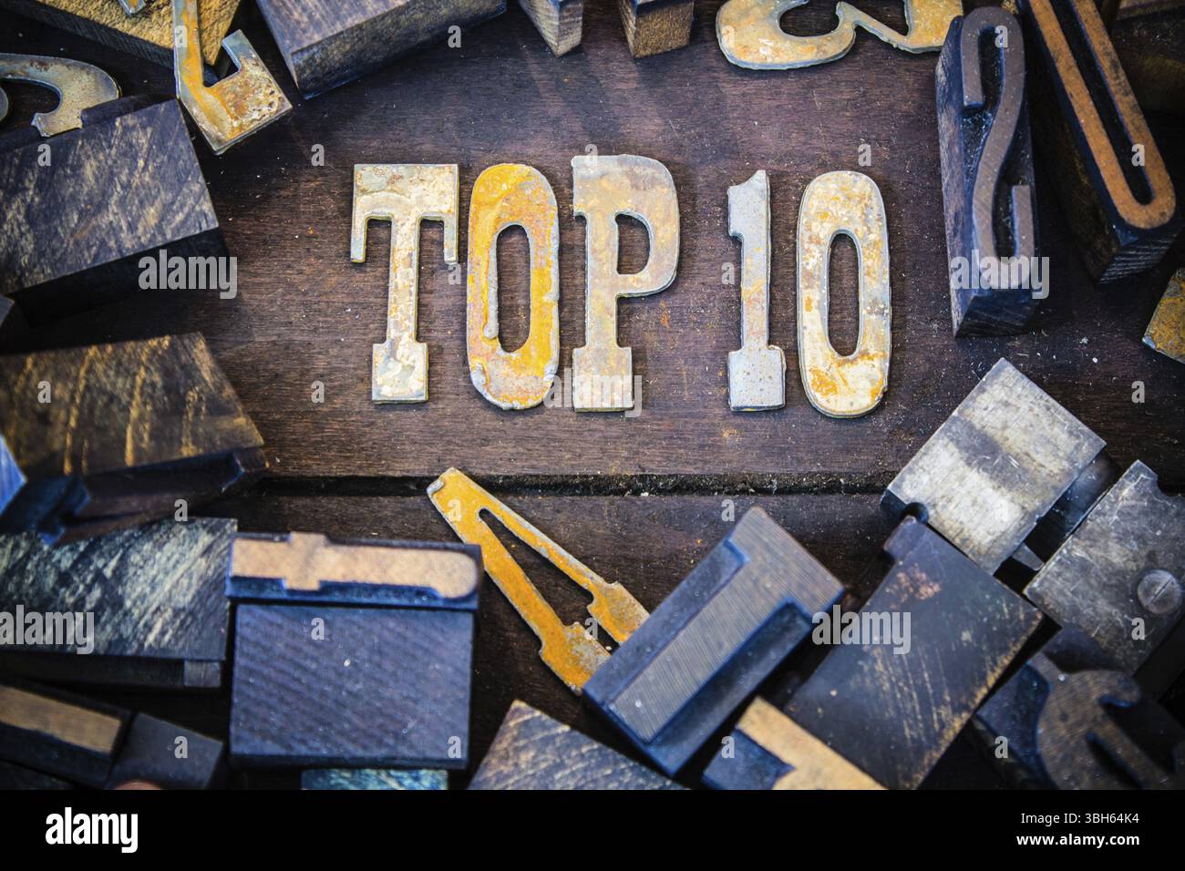 Le parole TOP 10 scritte in lettere di metallo arrugginito circondate da caratteri vintage in legno e metallo Foto Stock