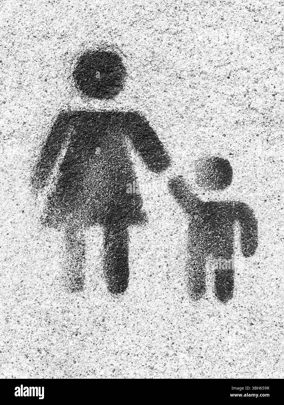 Simbolo della famiglia. Madre e figlio sono tenuti l'uno per l'altro. Amore. Graffiti sulla parete come sfondo Foto Stock