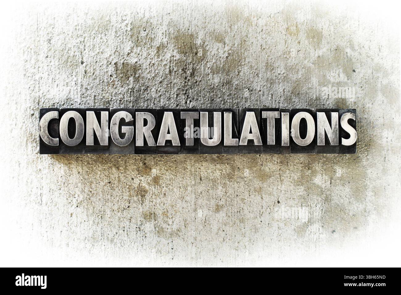 La parola "COMPLIMENTI" scritta in vecchio stile letterpress vintage Foto Stock