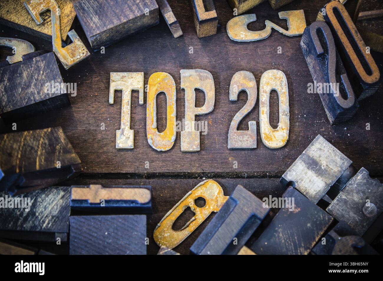 La parola TOP 20 scritta in lettere in metallo arrugginito circondata da letterpress vintage in legno e metallo Foto Stock