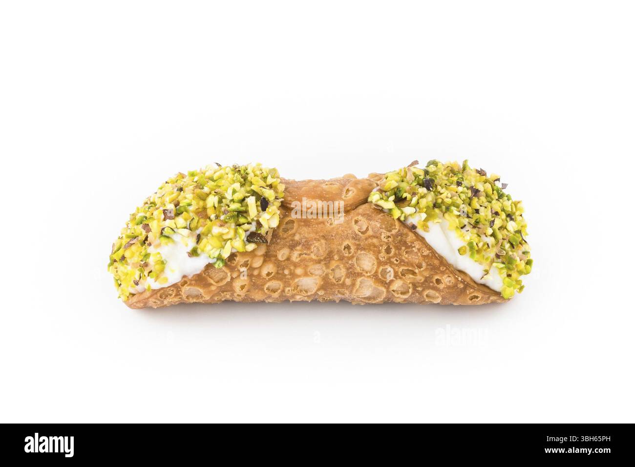 Cannoli Siciliani con pistacchio su sfondo bianco Foto Stock