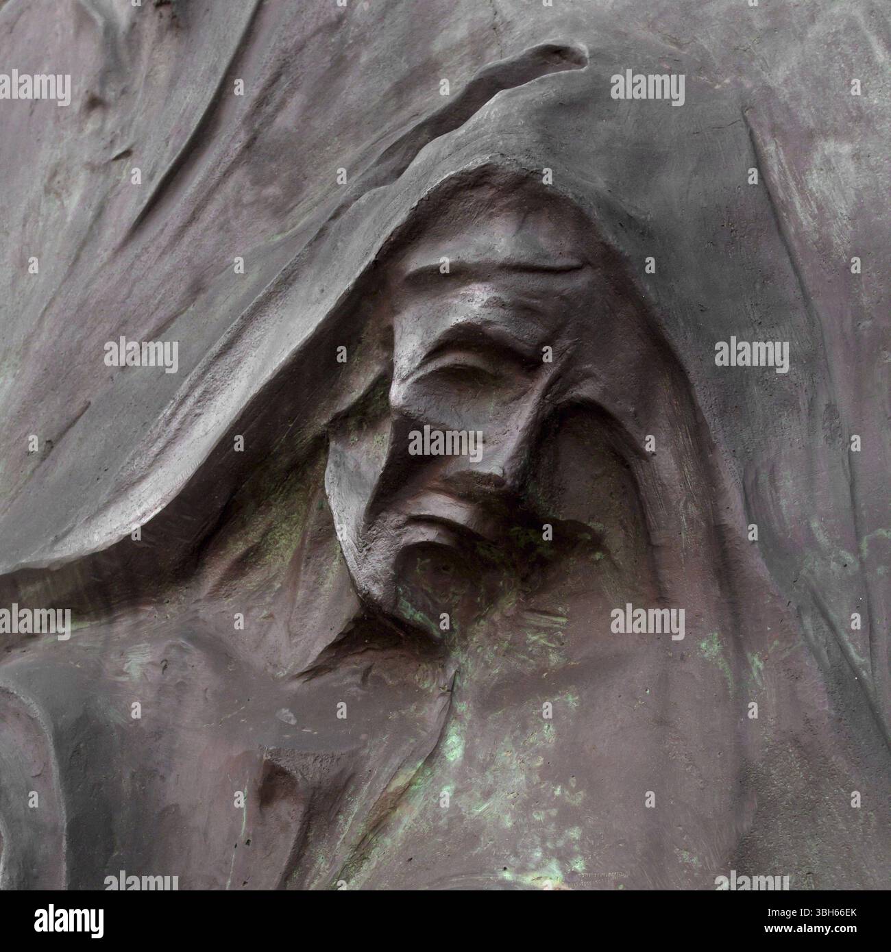 Dettaglio di una scultura in lutto su un cimitero. (Religione, fede, concetto di sofferenza) Foto Stock